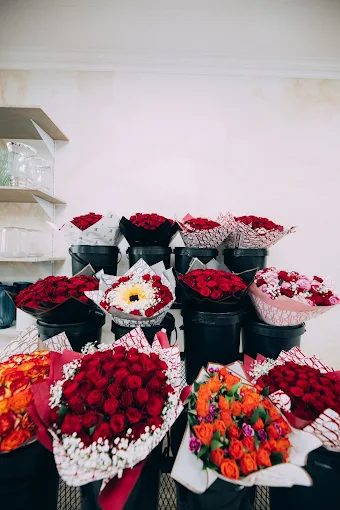 Seasonal bouquet in progress